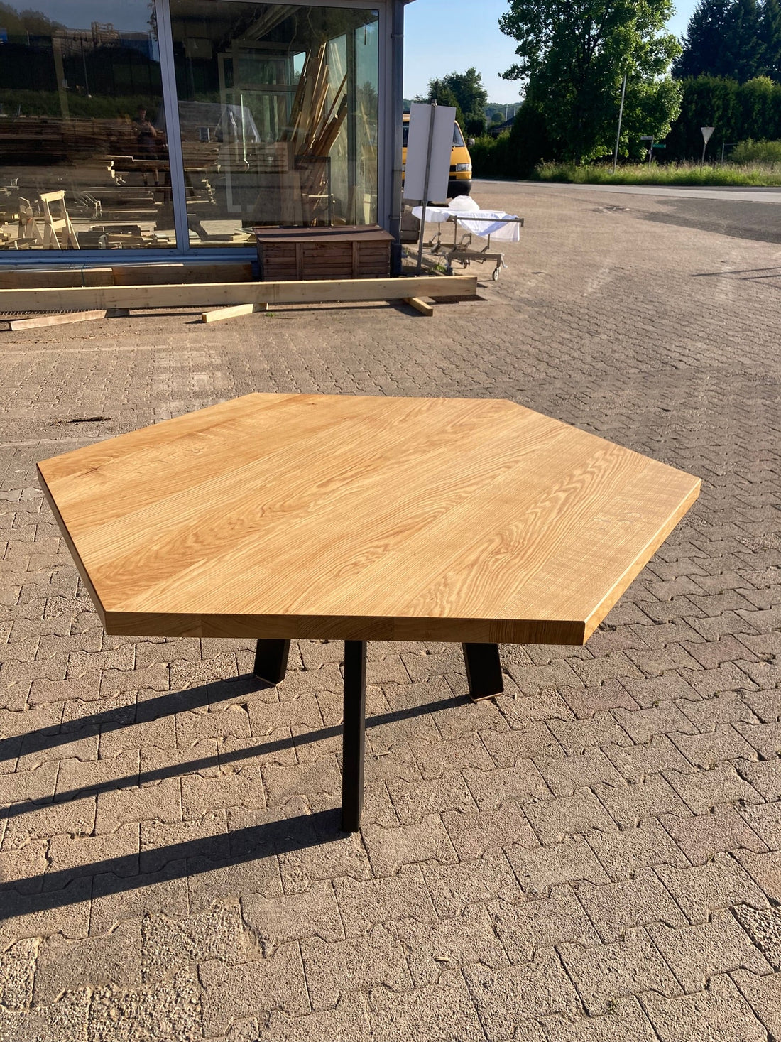 Maßgefertigter Esstisch für eine Nische – individuelle Schreinerarbeit im Landkreis St. Wendel