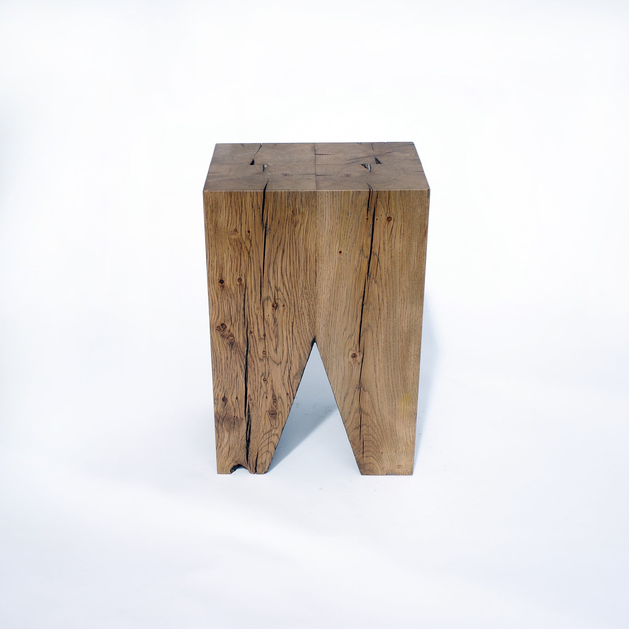 Beistelltisch, Hocker, Stehle aus Eichebalken geflammt und geölt 210x290x450 mm
