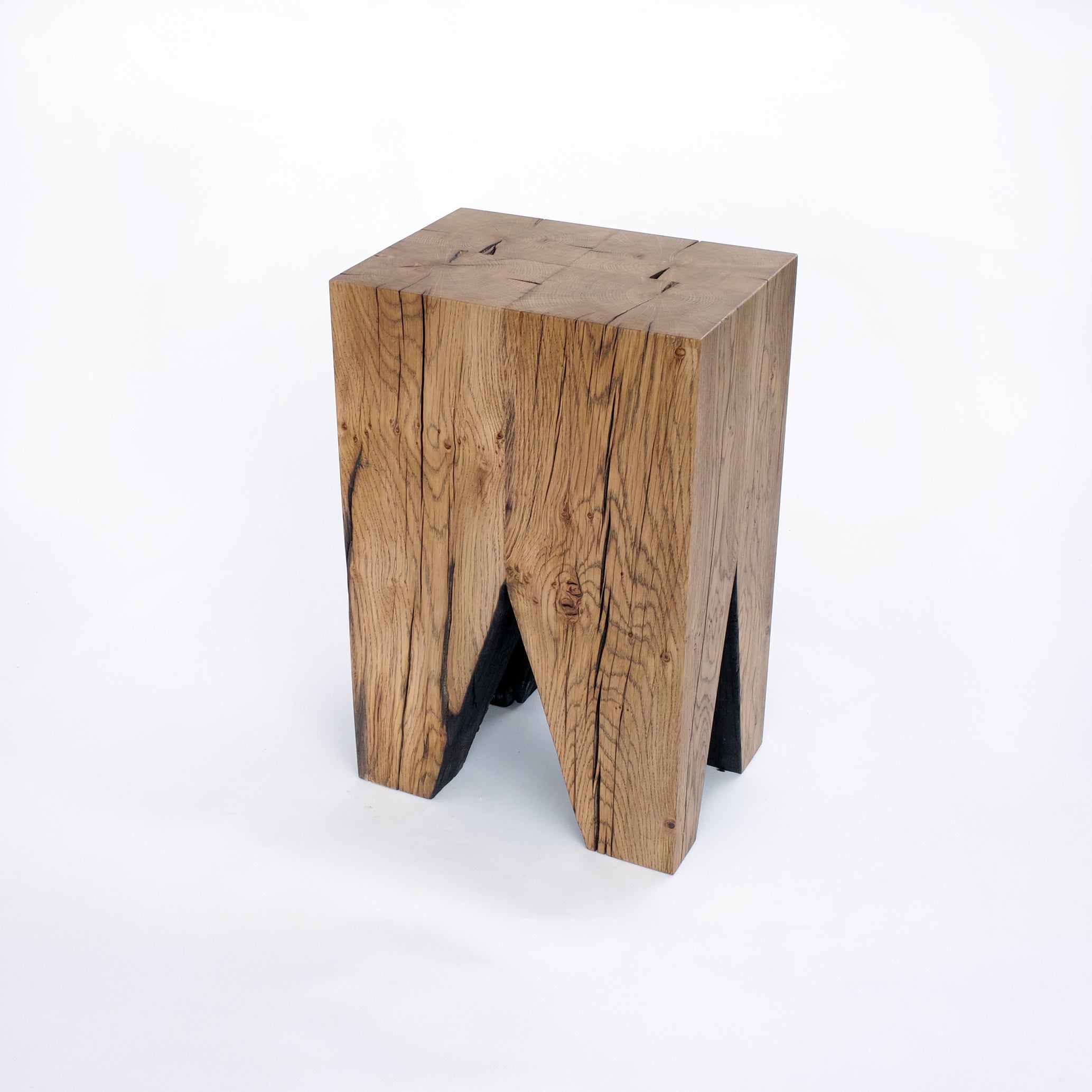 Beistelltisch, Hocker, Stehle aus Eichebalken geflammt und geölt 210x290x450 mm